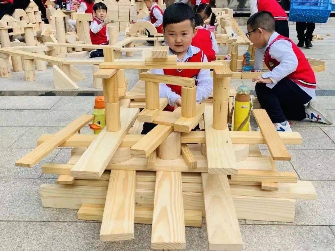 幼儿园秉承"让游戏点亮孩子生命"的理念,积极开展安吉游戏,让幼儿在
