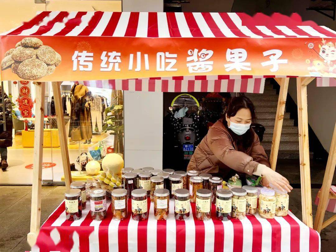 况美玲,黄磊(夫妻):"(况美玲)我们现在是过来排队套圈的,我们今天玩得