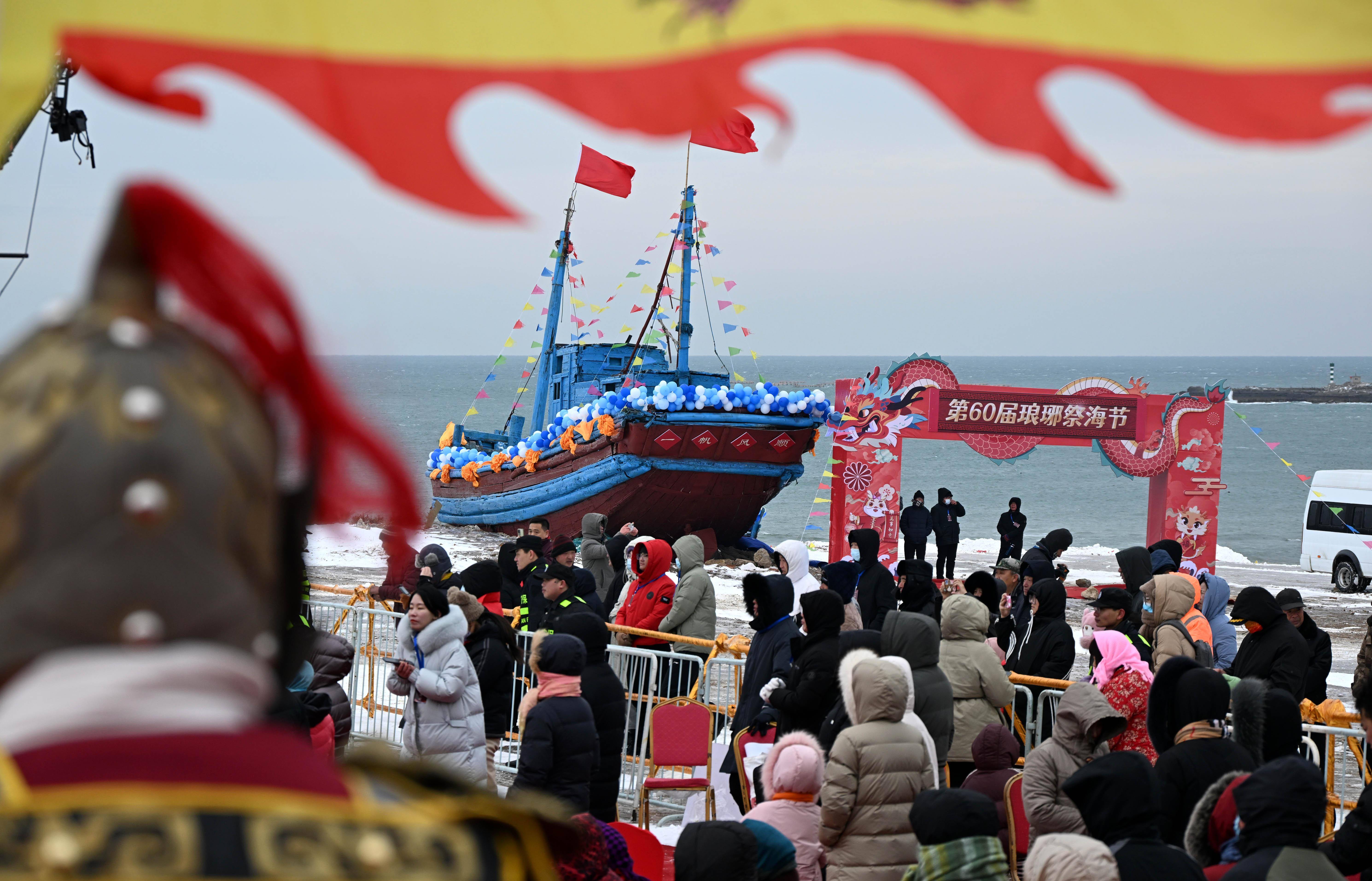 2月22日,市民和游客在观看祭海仪式表演 新华社记者 李紫恒 摄