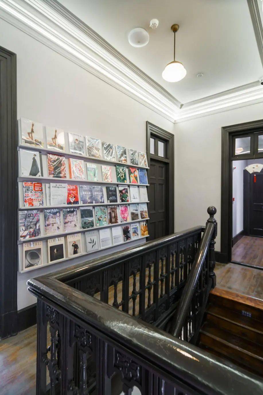 唐宁书店的上海首店落户在复兴中路一栋石库门风格的老建筑内,极具