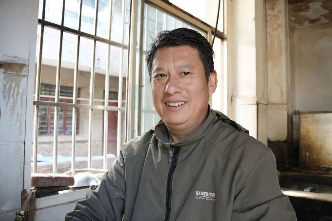 "看着用电蒸出来热气腾腾的米干,李春海喜色言表