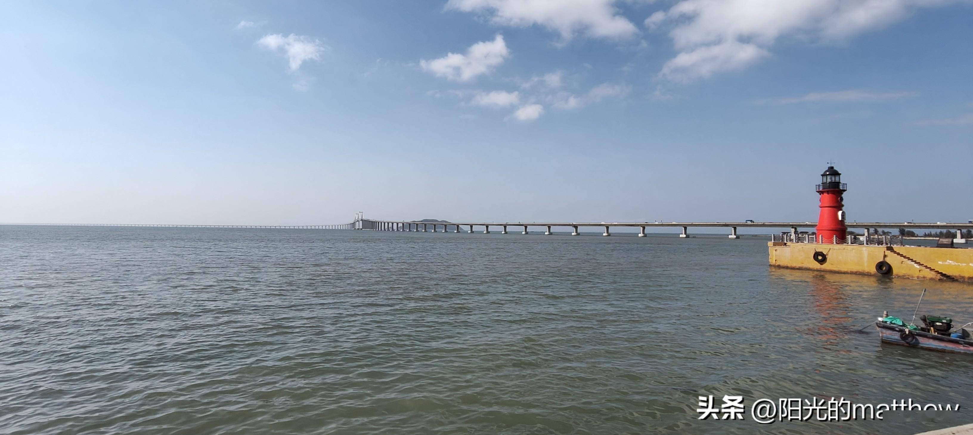 逶迤壮丽南澳桥,桥梁与海面交相辉映,构成了一幅宏伟壮观的景象_汕头