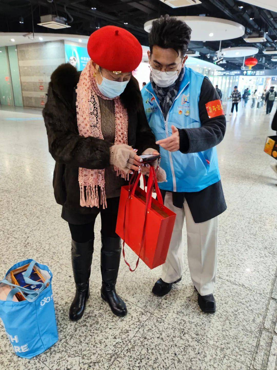 "北出口的申川线,怎么走?"一对老夫妇询问道.