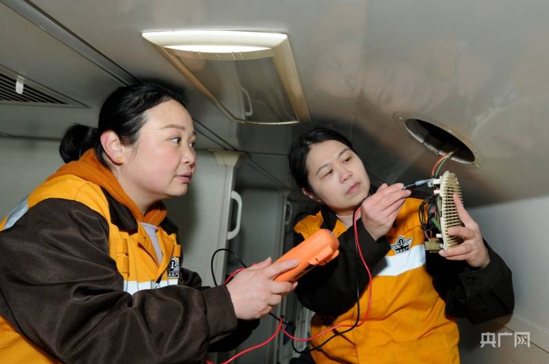 黄磊的工具包像个"百宝箱",万用表,电烙铁,话筒线,绝缘胶带等一应俱全