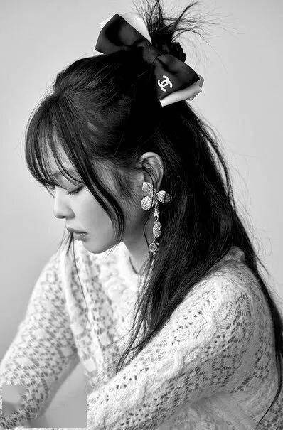 像jennie这样,通过两侧的刘海儿来遮挡脸型是最常见的方法,两边刘海儿