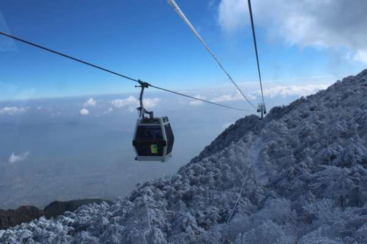 自己20日上午乘坐洗马潭索道上山,票价335元,当时天气晴好,但下午因为