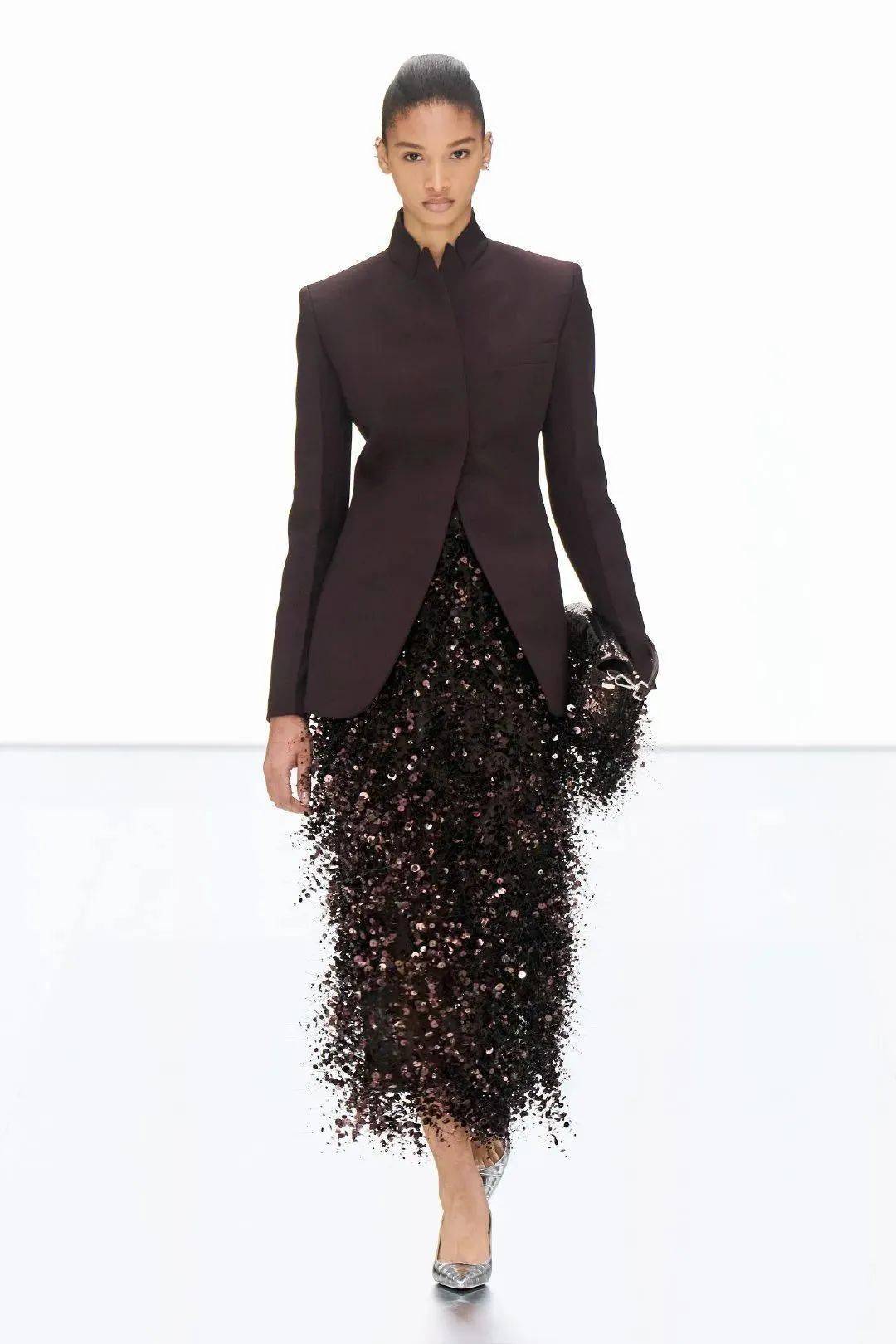 勾勒女性曼妙身姿 | fendi 2024春夏高定_元素_系列_图片