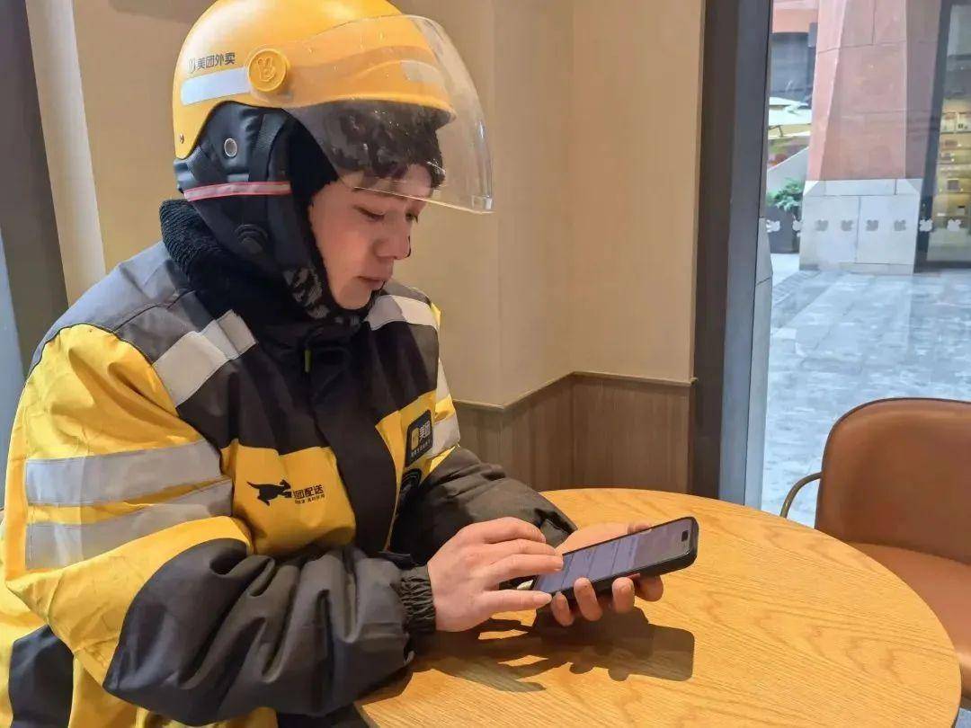 手握"敬业福",让"春暖"在杨浦直抵人心_袁玉玲_老人_周彩