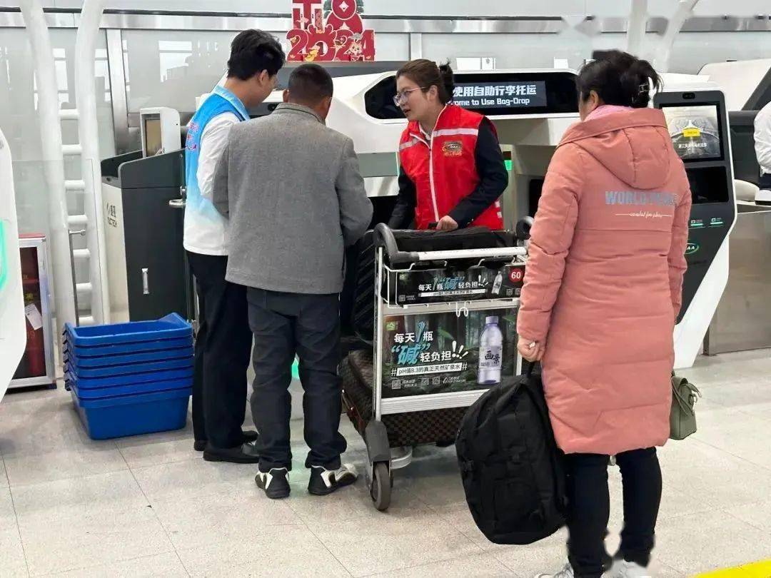 揭阳潮汕机场团员青年联合当地登岗中学团员青年等热心志愿服务的青年