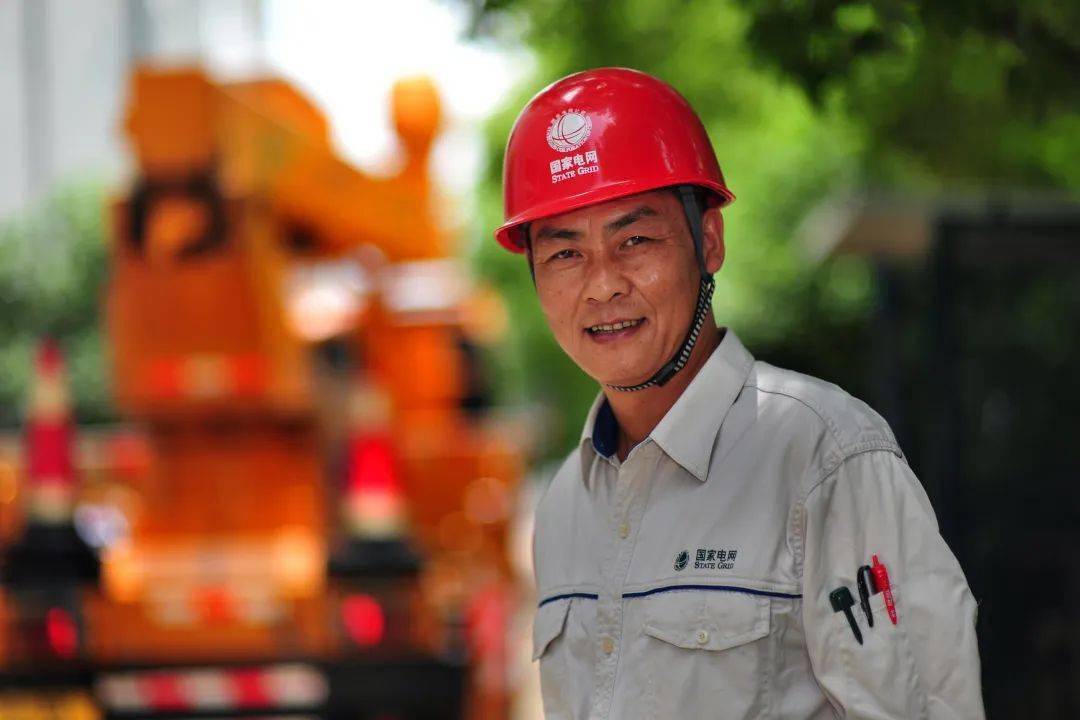 道德模范丨钱忠:身贴万伏高压做"微创手术"_绝缘_作业_工作