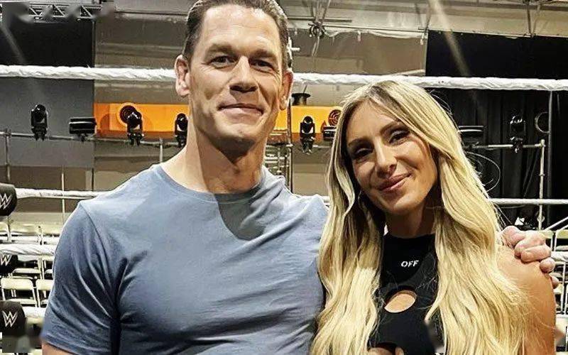 cm朋克无缘铁笼密室淘汰赛,夏洛特发布和塞纳亲密合照!