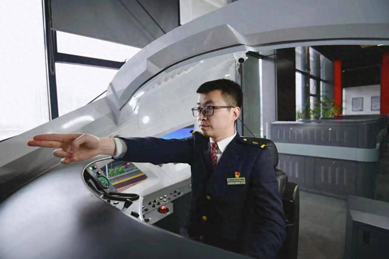 90后动车指导司机的春运坚守_王晗_列车_南京