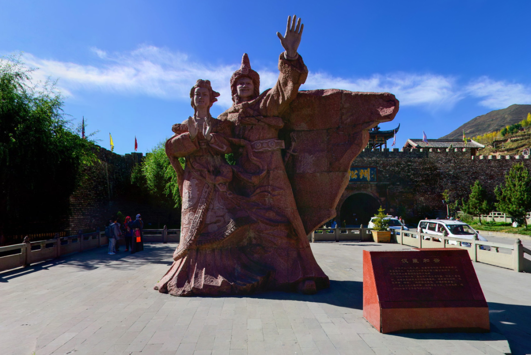 走进松潘古城茶马驿街区,散落在街区的"茶马古道"雕塑景观,让历史的