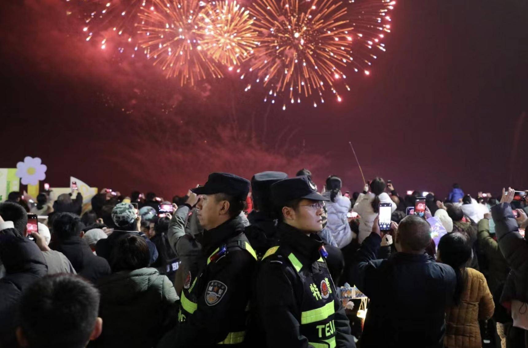 龙天 摄重庆公安机关全面强化节日安保各项措施,守护人民群众欢度新春