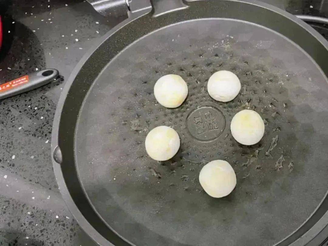 下汤圆,让汤圆在锅里滚一滚充分裹上油制作方式:煎汤圆不仅能让汤圆的
