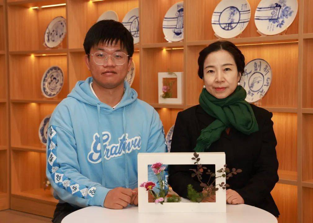 左右滑动查看更多班主任师徒结对许言福老师参与青教赛,并荣获一等奖