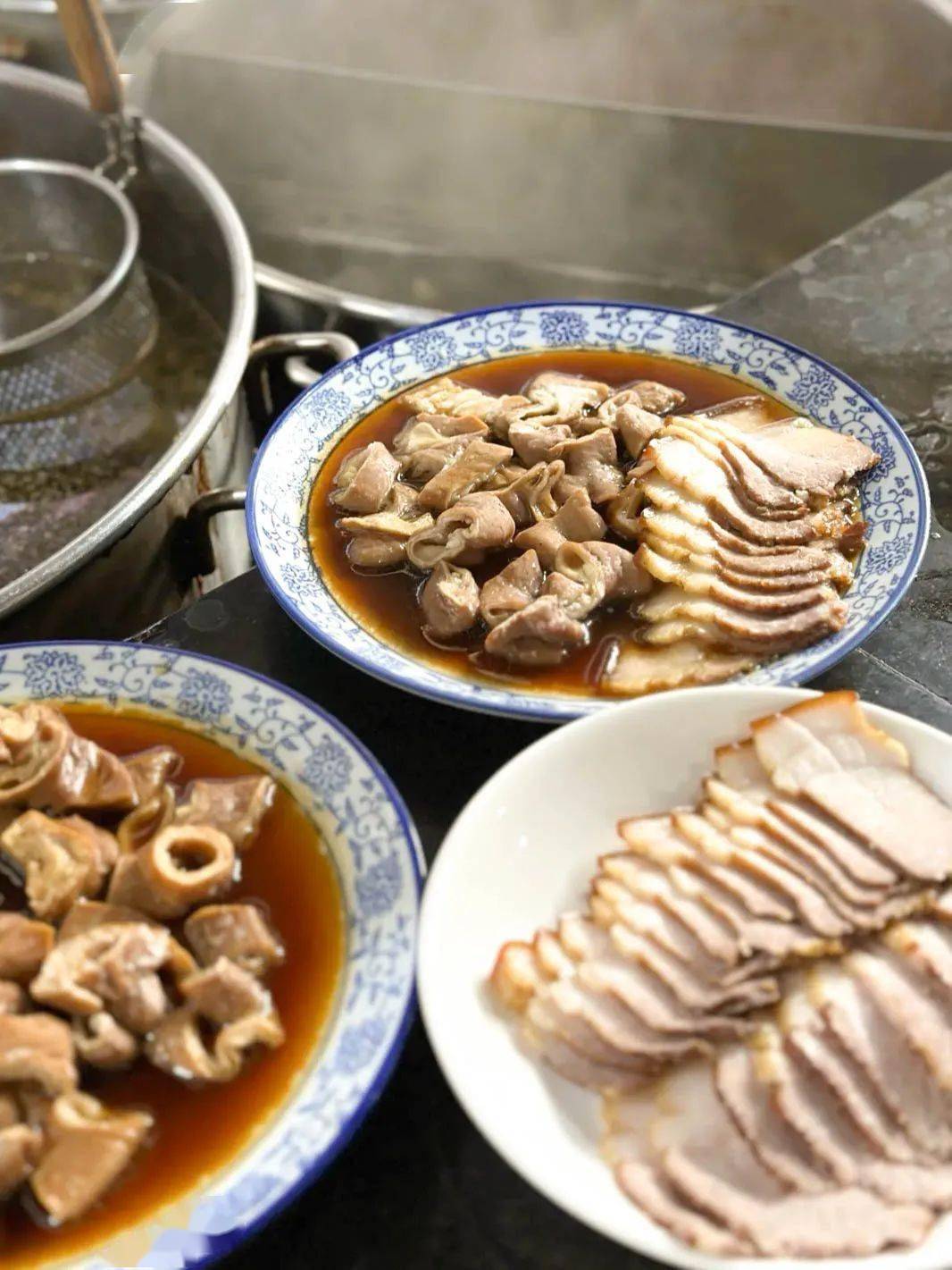 喜气洋洋的,前面的凉菜蒸菜豆花和汤,都是群星,是要拱出这一轮月亮的