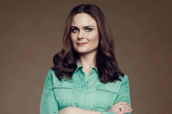 艾米丽·丹斯切尔emily deschanel【12】此外,他还与peta合作,拍摄了