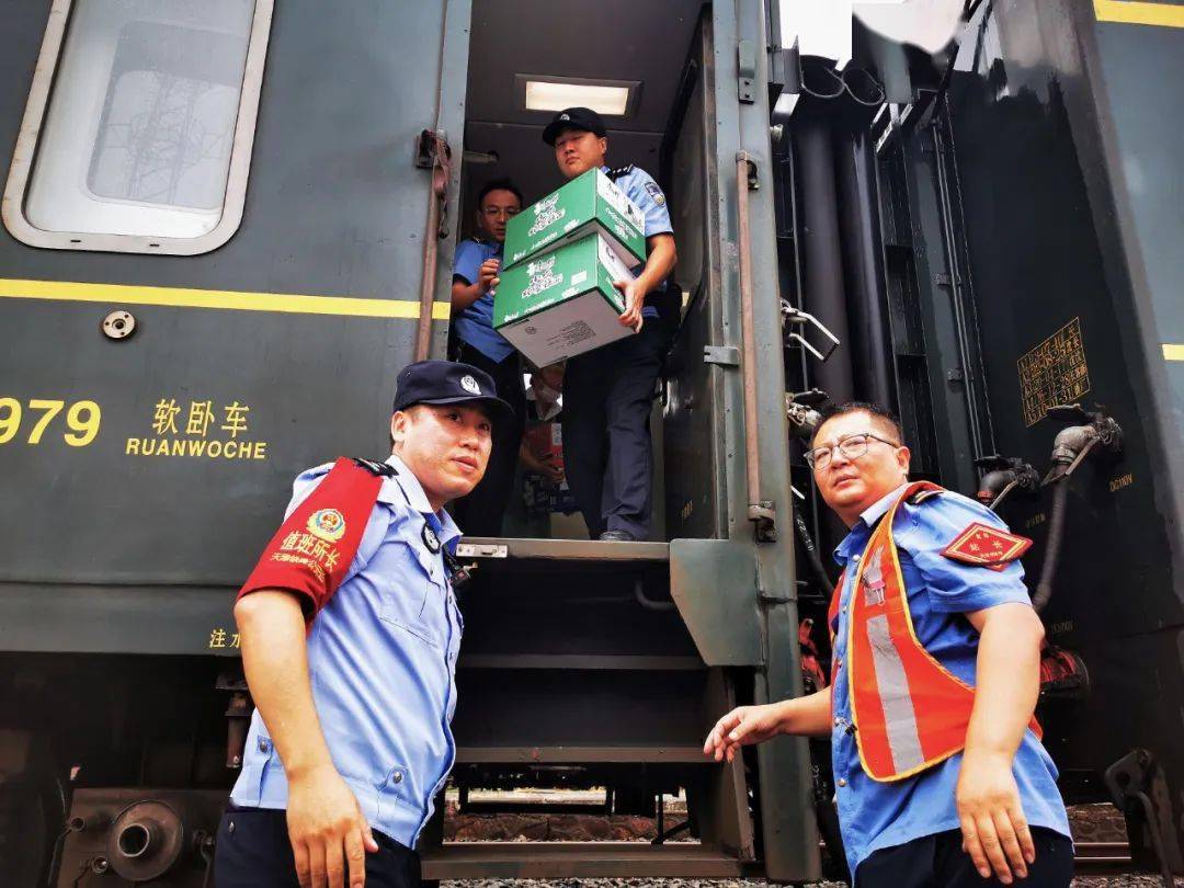 物资送到滞留旅客手中两个小时后,k126次列车顺利安全开行"对我来说