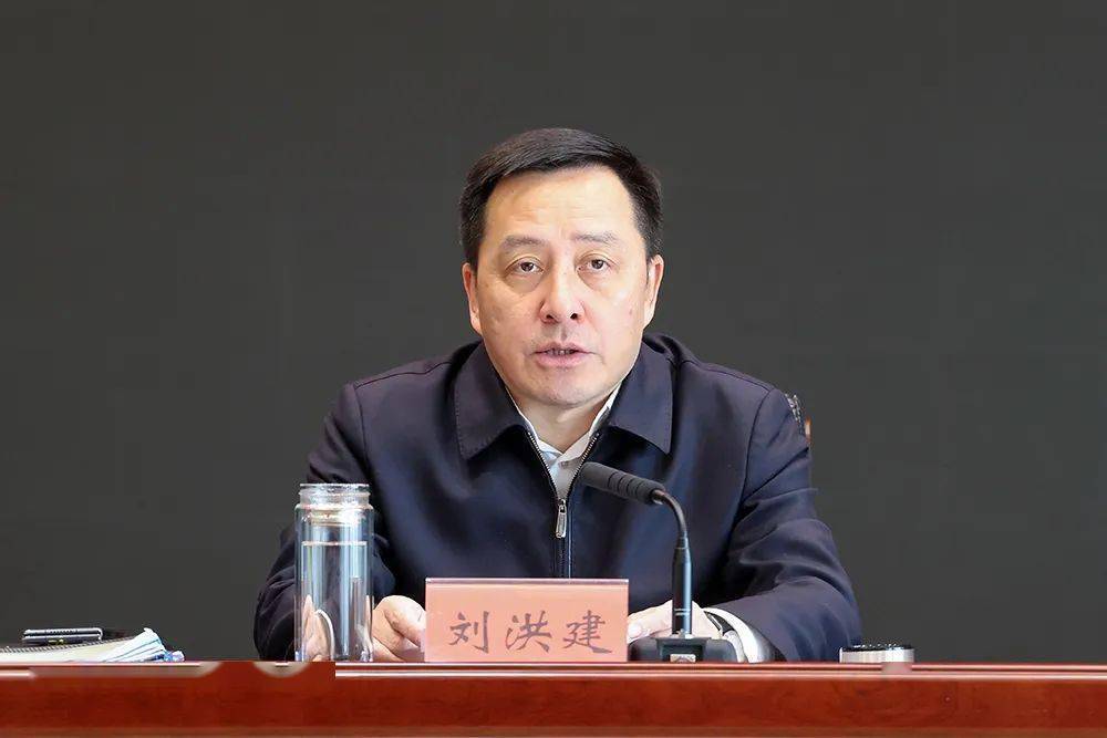 出席会议并讲话,滇中新区党工委副书记,管委会副主任杨东伟主持会议