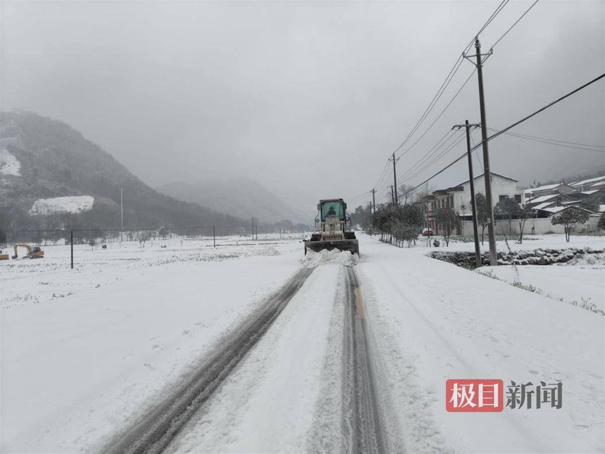 雪中受困群众被湖北赤壁村民热情款待_赵李桥镇_贵州省_石人