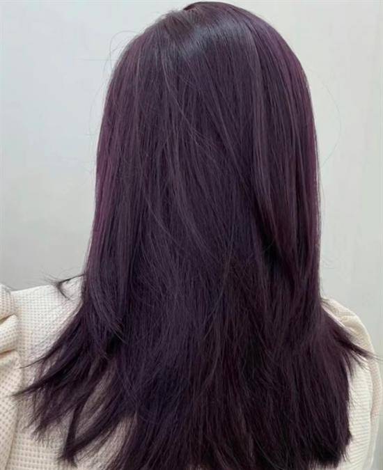 这款黑加仑葡萄发色不需要漂色,超级显白,在阳光下的颜色亮一点称肤色