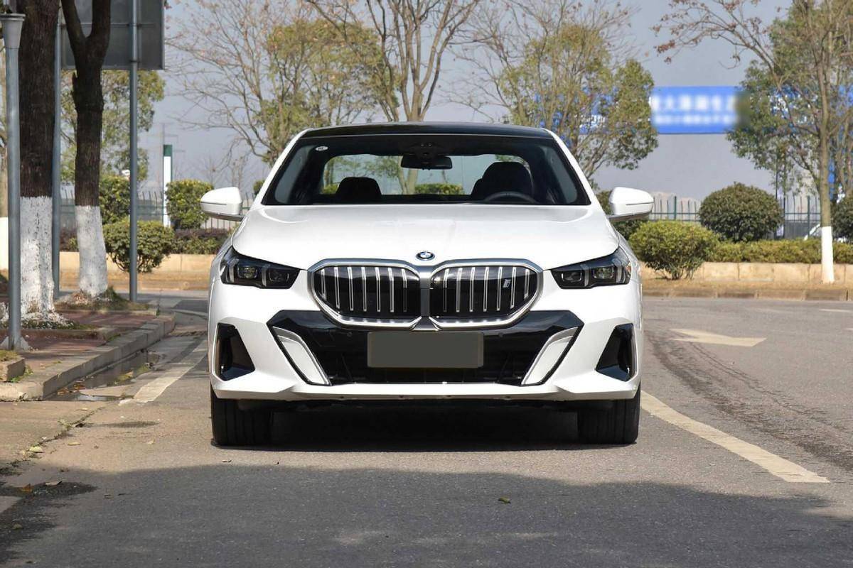 全新宝马i5将来袭,轴距3105mm,6.