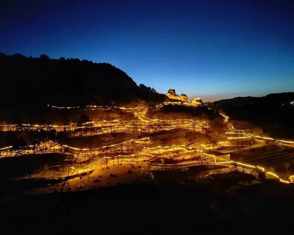 孔雀谷于正月十四,十五,十六三天举办参观夜景活动,持双塔山 孔雀