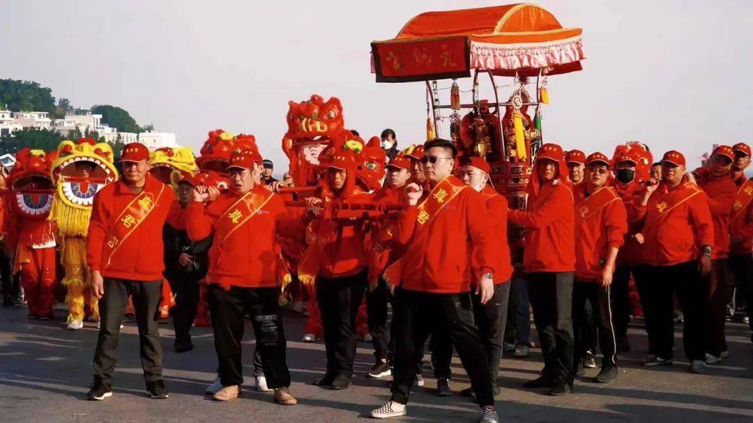 游神的形式便多种多样,除了我们村的抬神游街,也有村民带上神像塔骨