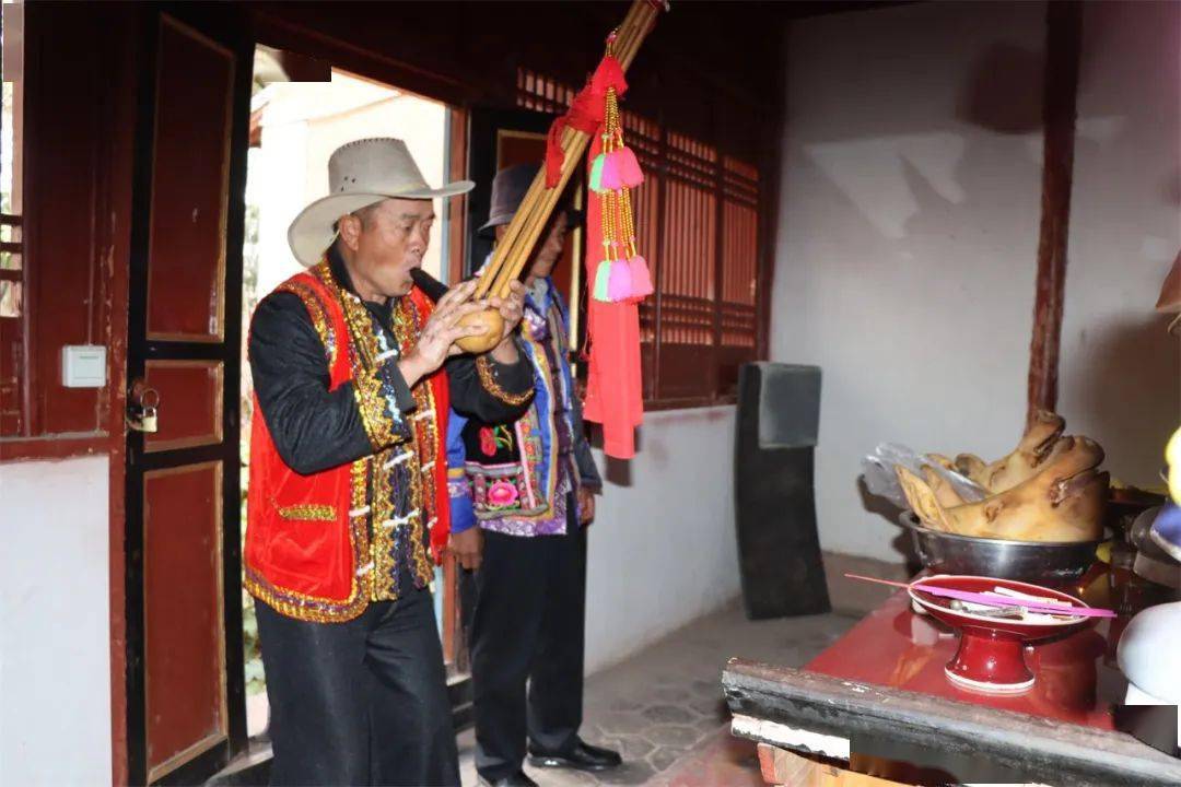 南诏铁柱踏歌会你去了吗?_游客_花灯_群众