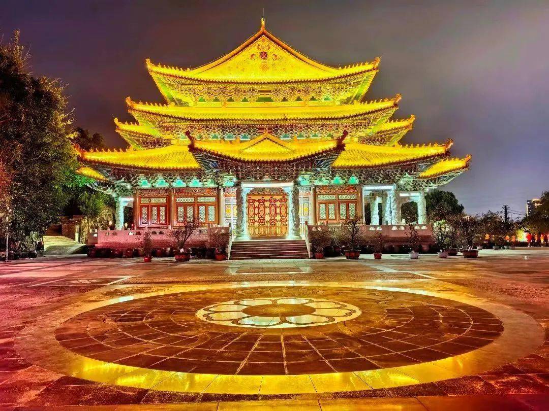 图|叶文彬 摄2月24日(正月十五)16:00开始,形态各异的花灯把千年古刹