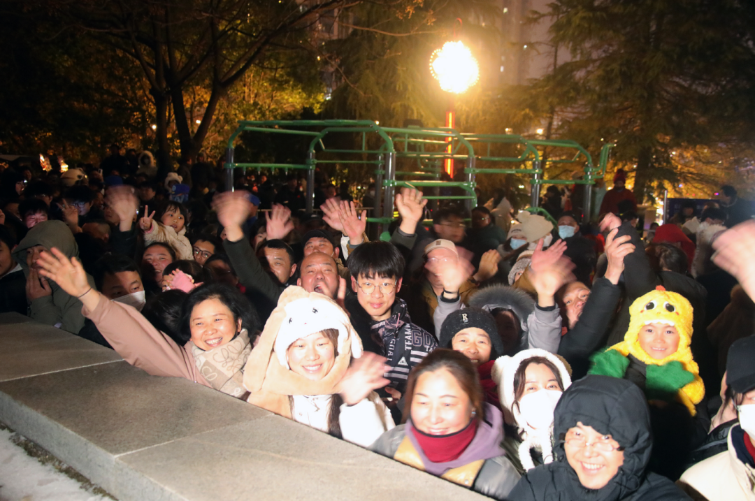 夜幕中,烟花升腾,绽放了无与伦比的华彩,配合无人机,打造了一场绚丽的