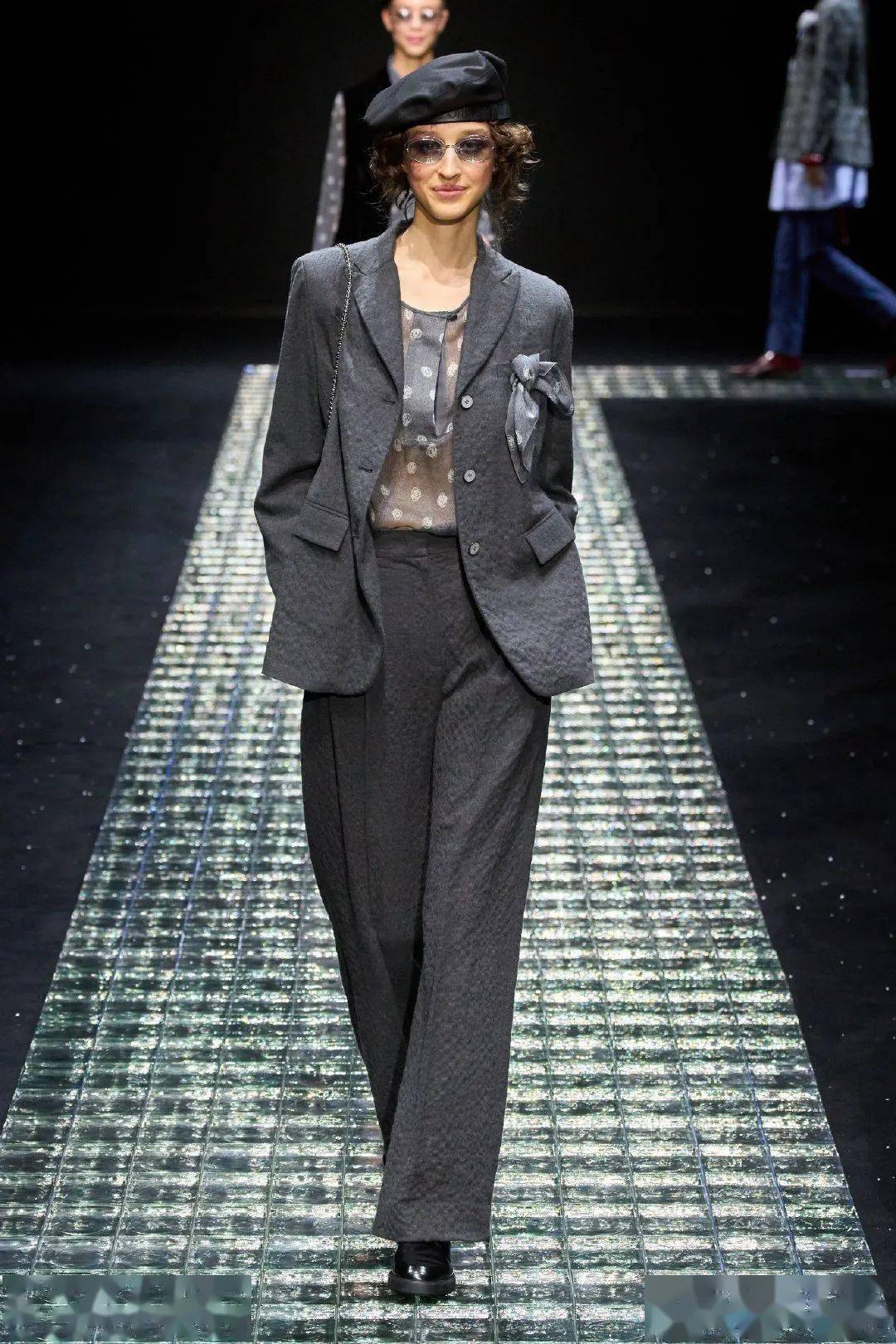 阿玛尼女郎雪中起舞太美 | emporio armani 2024秋冬女装系列演绎夜空