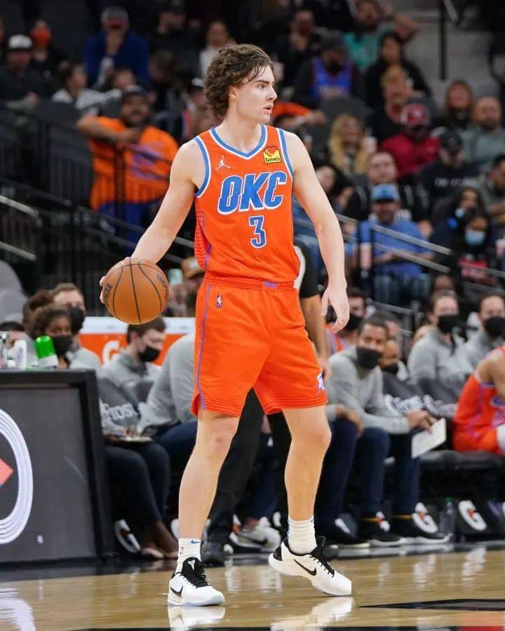 haliburton,jalen brunson 便上脚了 kobe 球鞋致敬这位传奇球员,此