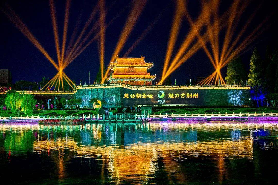 夜景』炎热的夏天,如果白天出去怕热,可以选择晚上乘坐君健号夜游长江