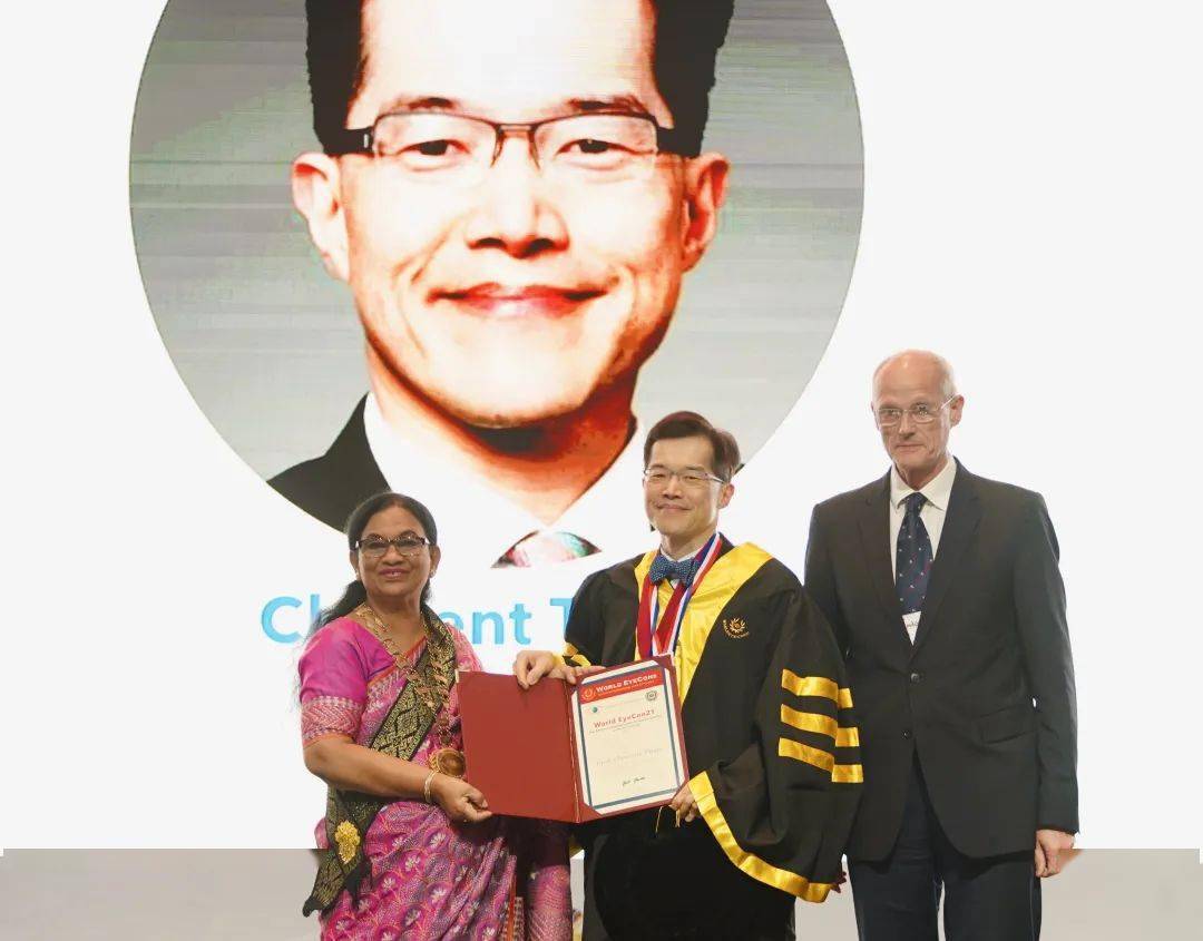 为增加评选的公正性,若有的评审委员会成员被提名,便不能为自己评分.