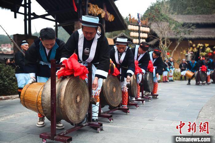 广西白裤瑶民众欢度年街节_南丹_铜鼓_河池