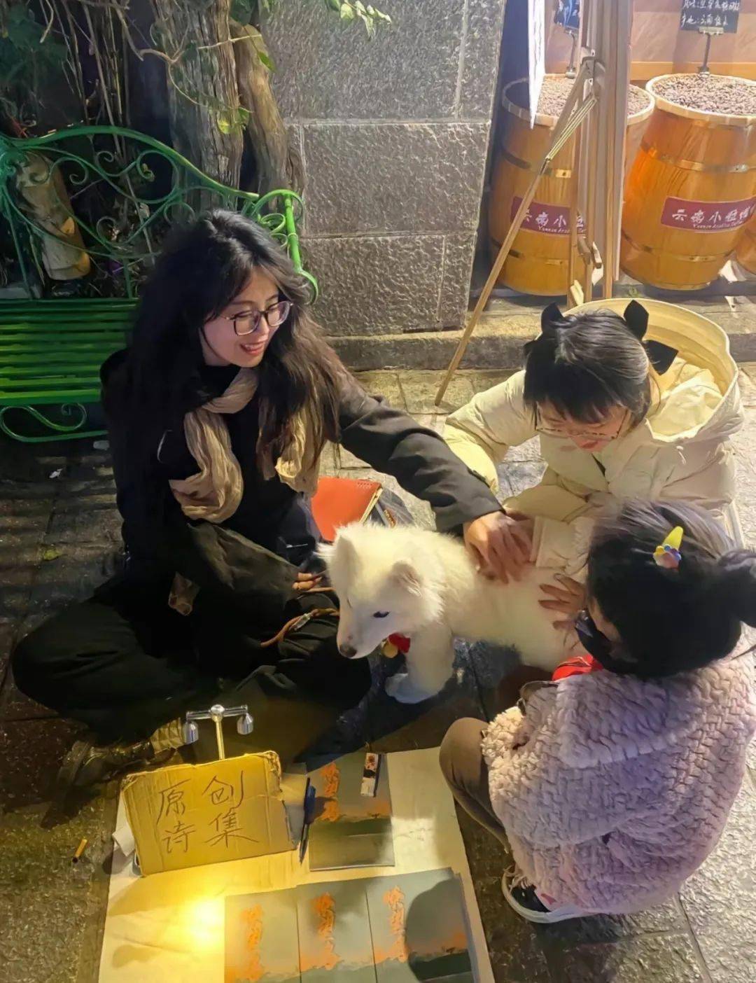 全网爆火的大理00后美女流浪诗人,她的人生谜团越扒