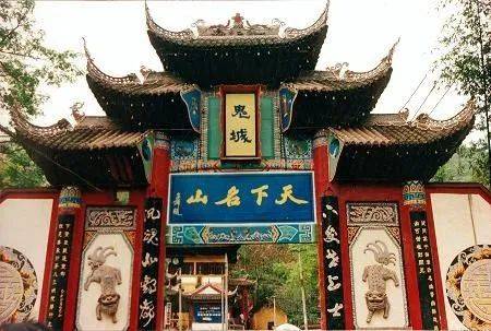 体系营造出一个等级森严多座体现阴曹地府的建筑特色的殿堂楼宇天子殿