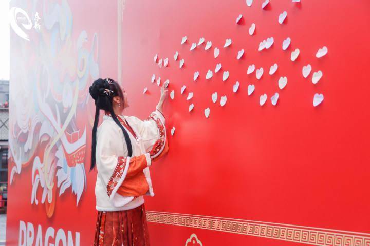 杭州东新街道元宵喜乐会热闹上演_传统_文化广场_花灯