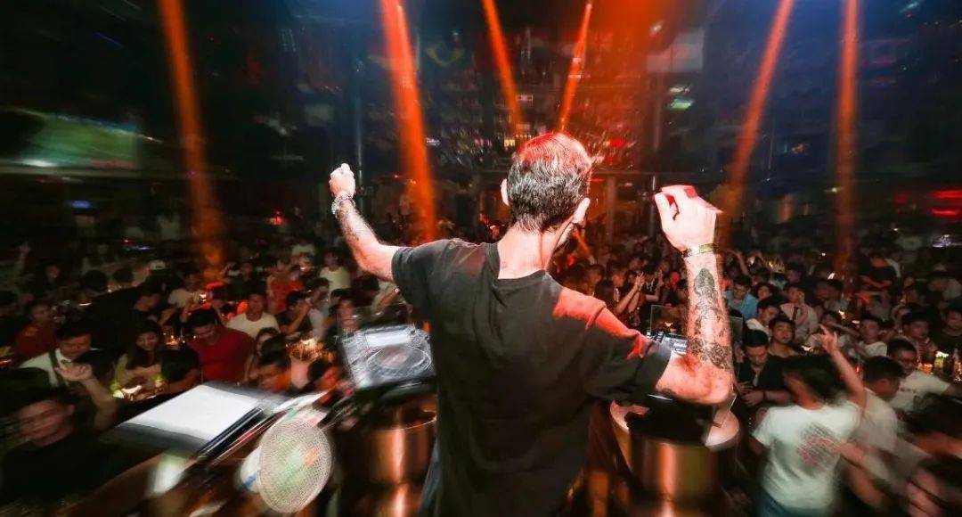 万人蹦迪,瀑布烟花,连麦左右哥!_乐园_童话_苏佳莉