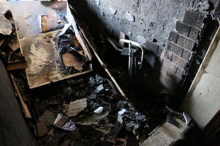 事后经调查发现,起火原因为拜神用的纸钱桶复燃,引燃周边家具用品,所