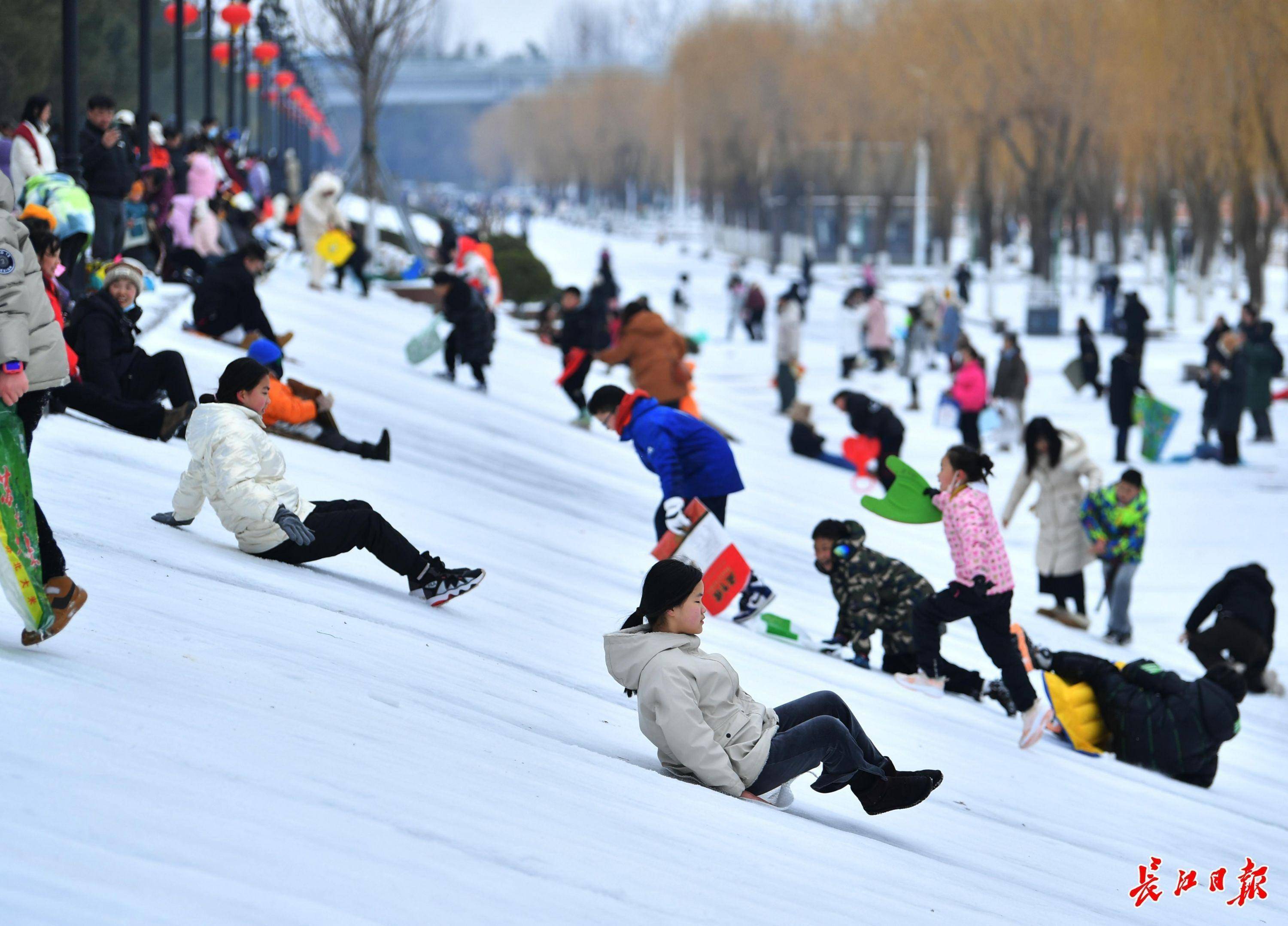 快乐值拉满 武汉新增一座天然户外滑雪场