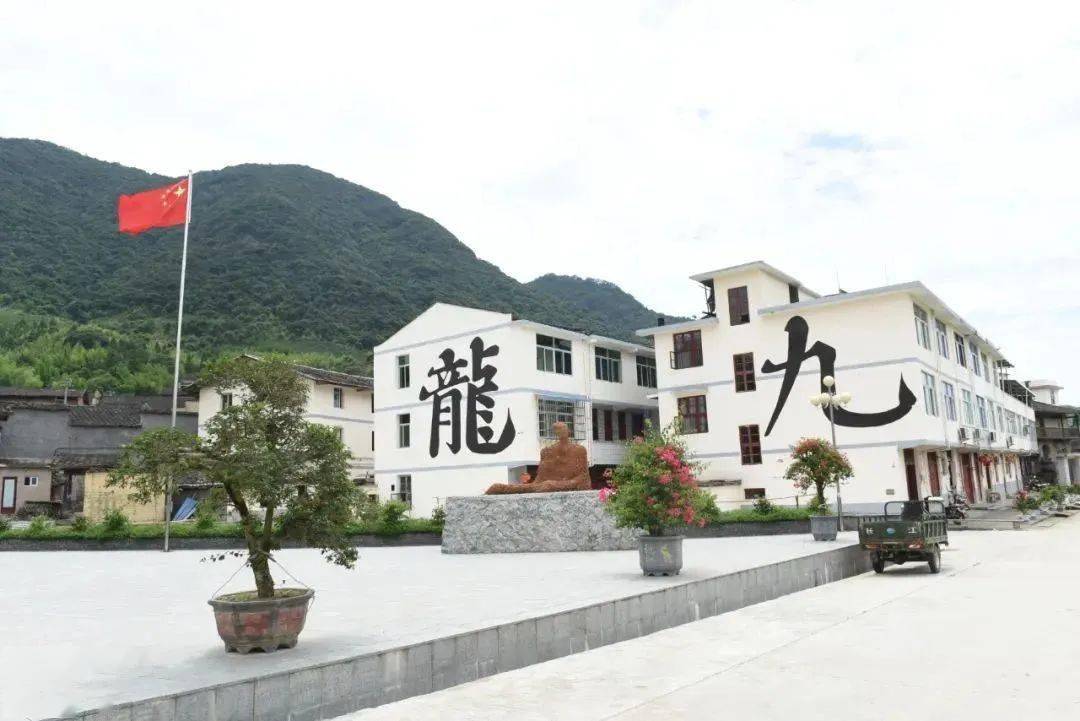 据考,最早的是唐朝诗人欧阳詹《过延平津》:"想象精灵欲见难,通津一去