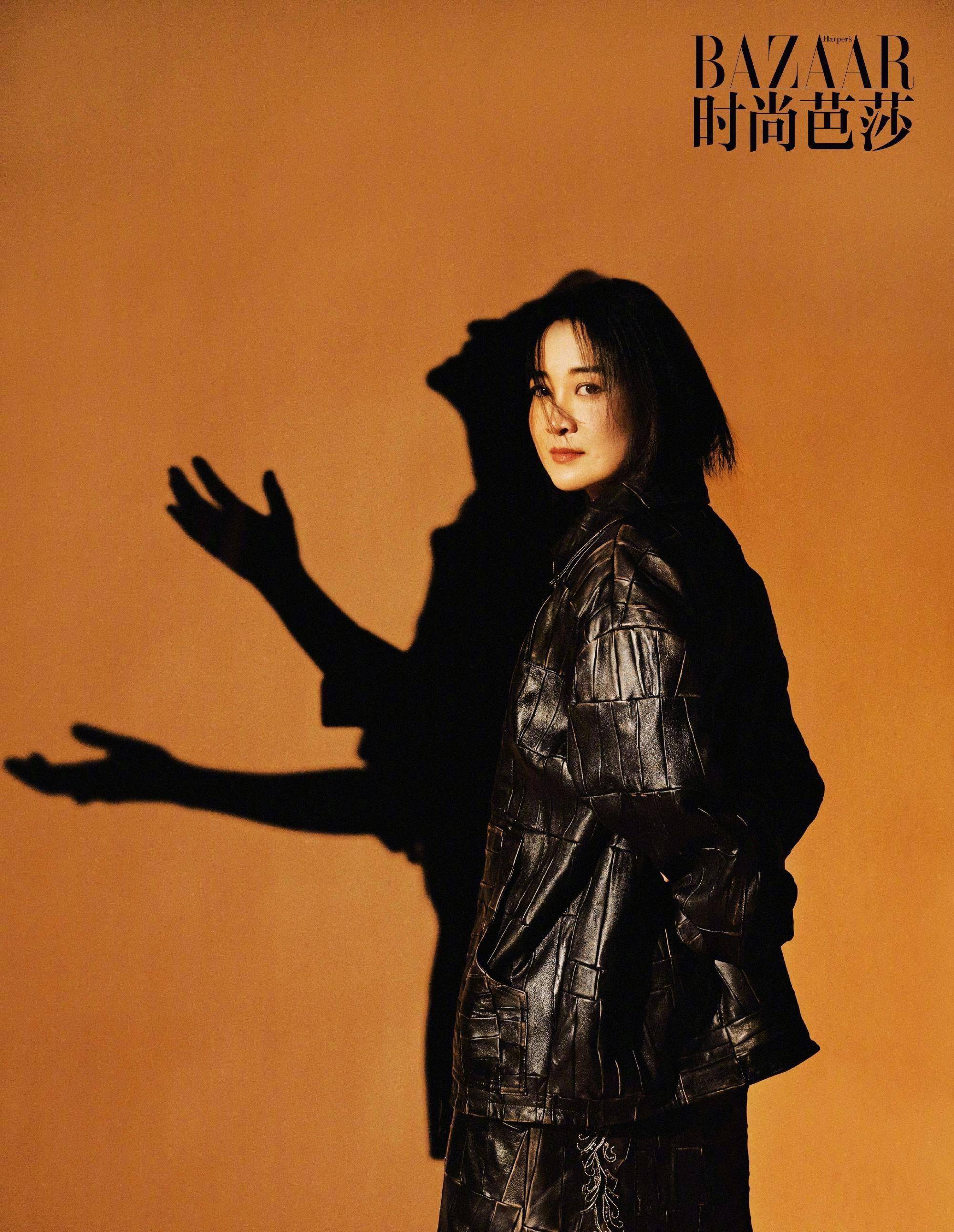 42岁贾玲登上杂志封面,穿超短裤秀美腿气场高级,瘦身后美翻了!