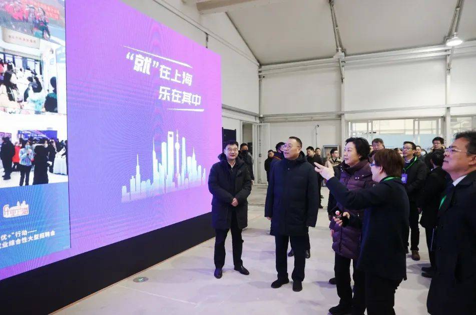 在徐汇西岸艺术中心b馆,招聘会现场人头攒动,进场者络绎不绝.