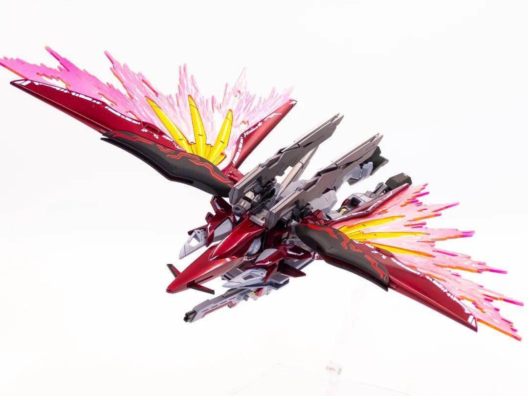 近战武器,肯定少不了阿隆戴特斩舰刀,还是命运高达拿它更和谐.