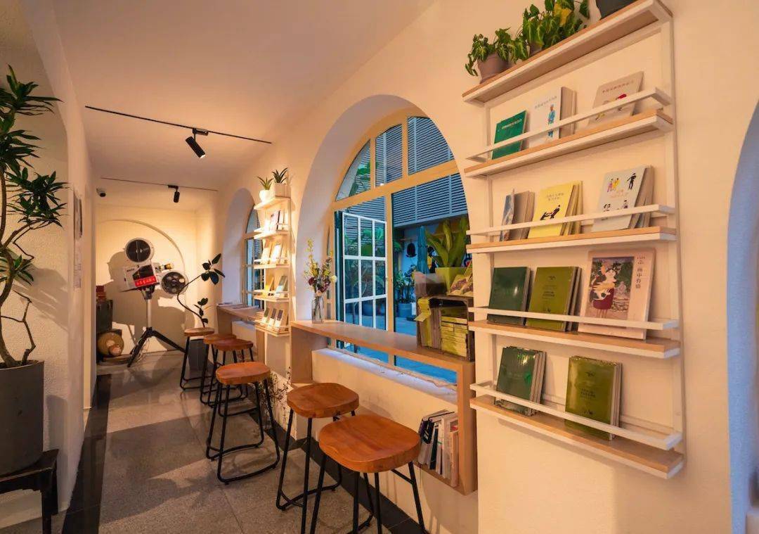 内部更是别有洞天,有珍贵的老式电影放映机,有独立存在的放映室,二楼