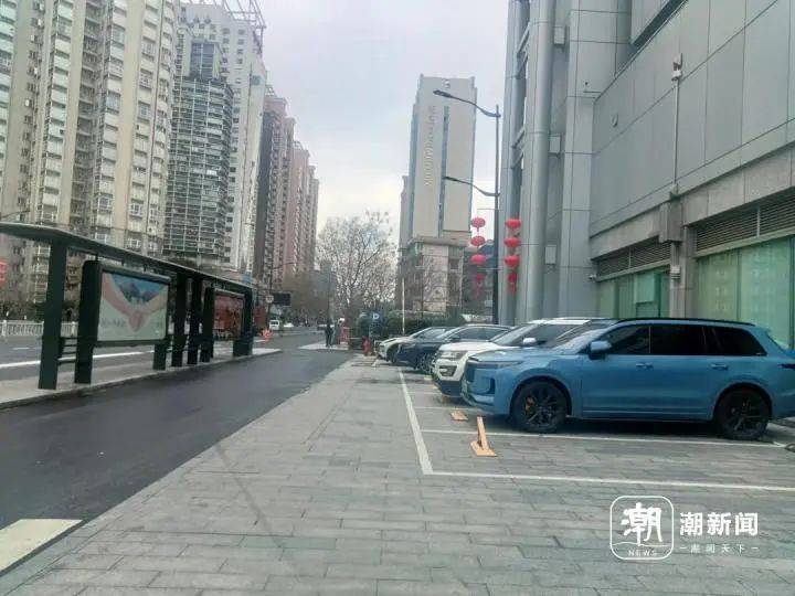 杭州鬧市路邊,8個停車位被人上鎖,合理嗎?_銀行_楊雲寒_物業