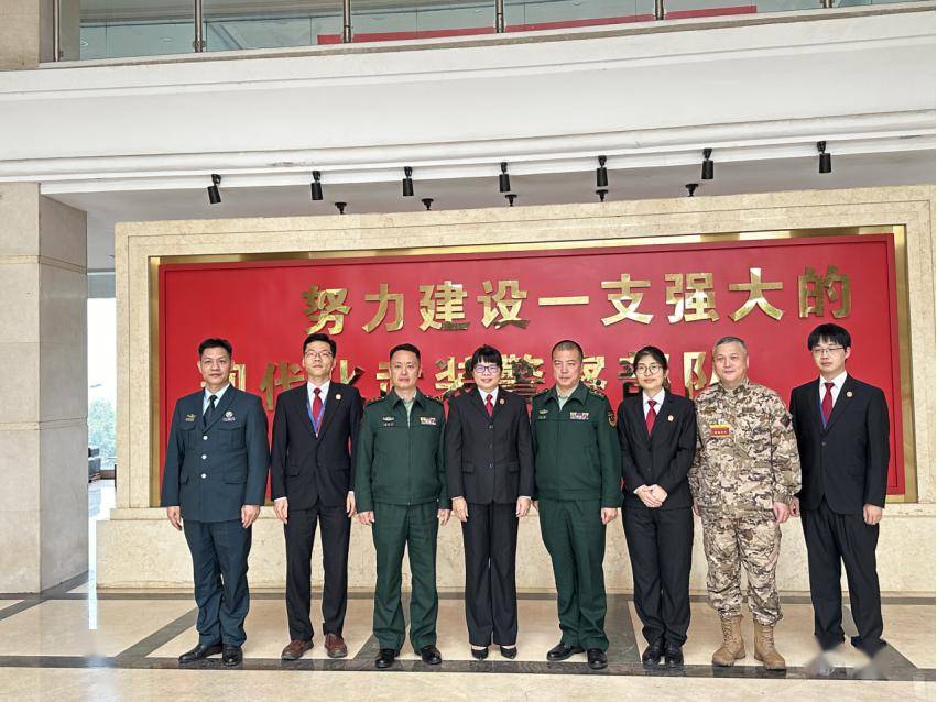 厦门市海警局党委书记邵道合带领一行人参观了海警局的各项基础设施